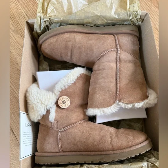 Ugg Bailey Button size 9 - Picture 8 of 8